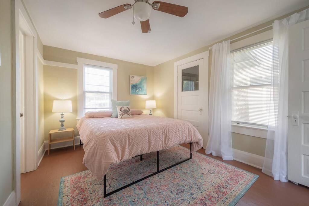 Serene Beachy Bungalow With Large Screened Porch! تامبا المظهر الخارجي الصورة