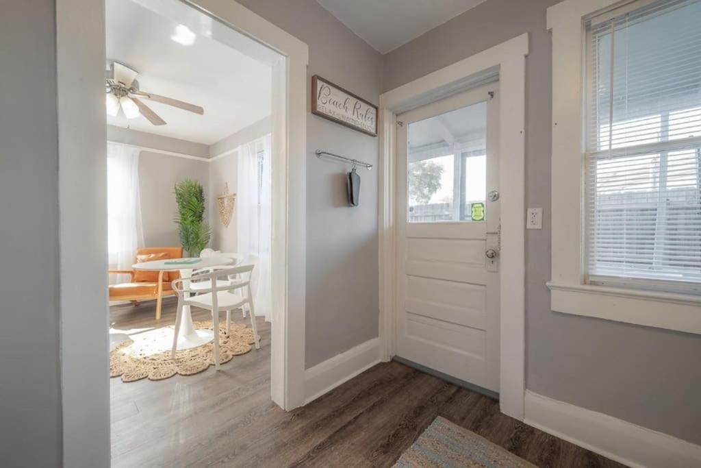 Serene Beachy Bungalow With Large Screened Porch! تامبا المظهر الخارجي الصورة